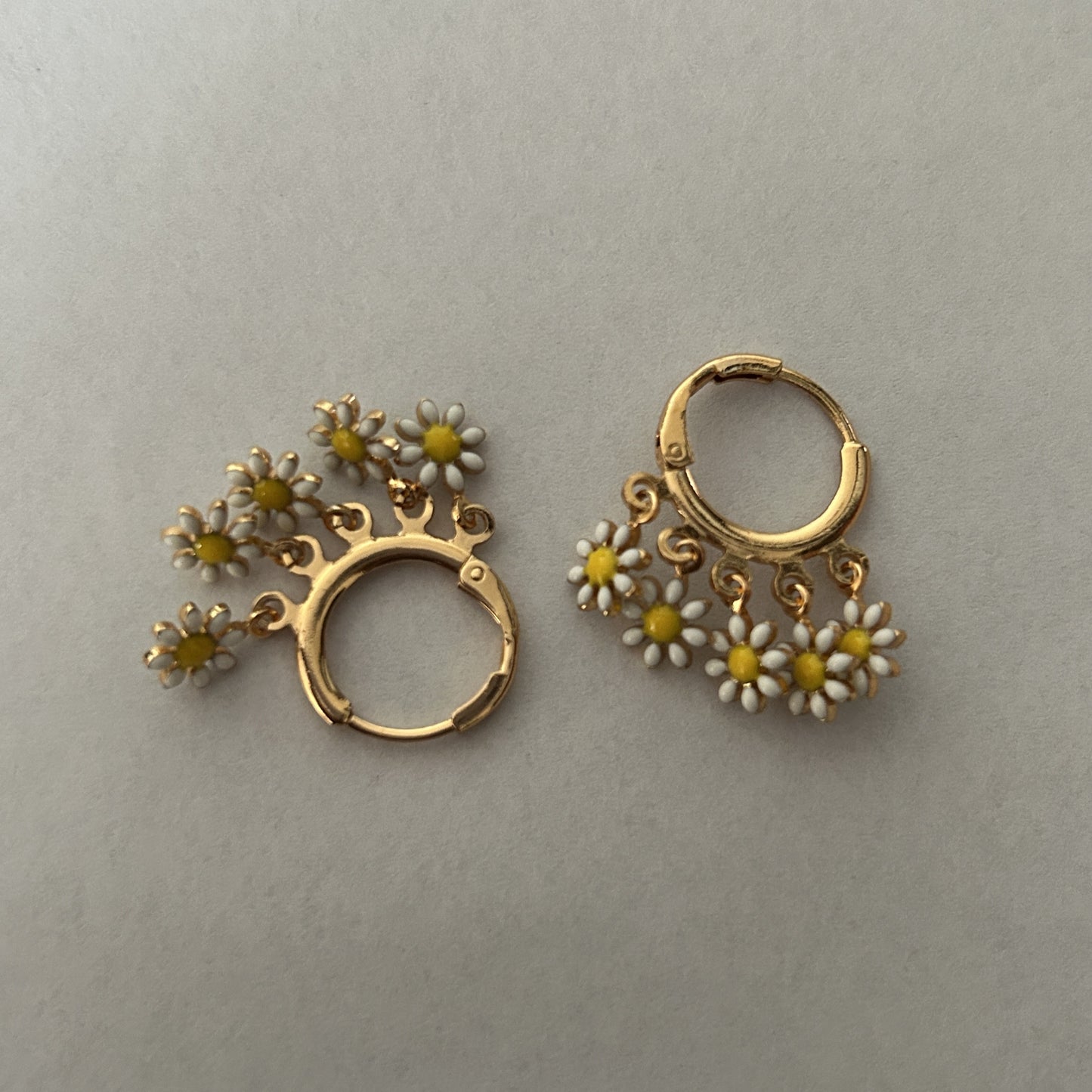 Elegant Daisy Flower Earrings (Article no: 1017)