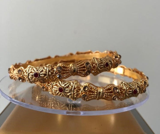 Gold Karra Bangle with Red Stones (Article no: 1088)